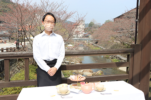 そぞろ歩きとカフェが楽しめるアフタヌーンティ、桜の特等席でいただくことができる