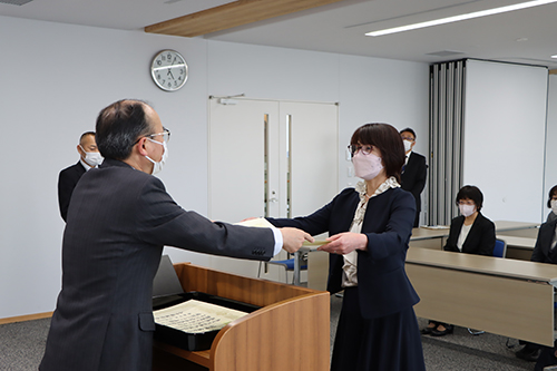 山口県教育委員会からの賞状がおくられる
