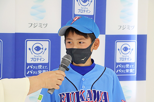 「プレイを見てコツを学びたい」と話す深川野球スポーツ少年団キャプテンの泉友輔くん