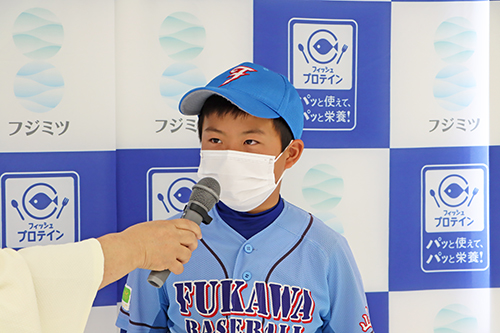 「プロのグローブ捌きに注目したい」と話す深川野球スポーツ少年団副キャプテンの山本大雅くん