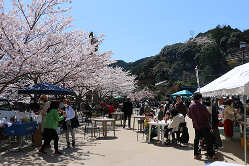 音信川河川公園ではおとずれ夜市じゃらんじゃらんが開催。