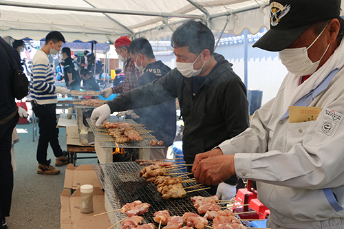 やきとりなどの飲食店や射的・ステージなどの催しでにぎわった