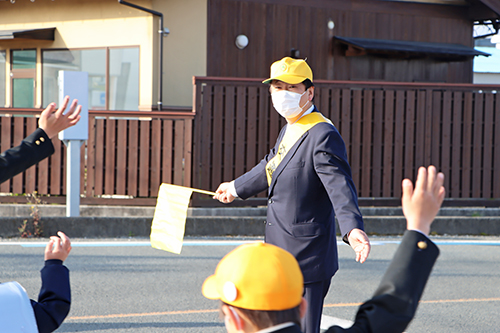 子どもたちにあいさつする江原市長