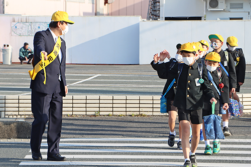 小学生の交通事故は登下校中が最も多く、交通安全を呼びかける