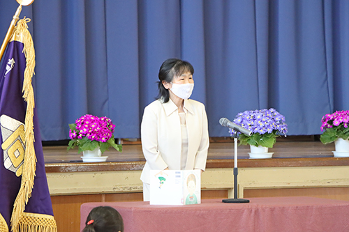 絵本の言葉を用いて祝辞を述べた塚本校長