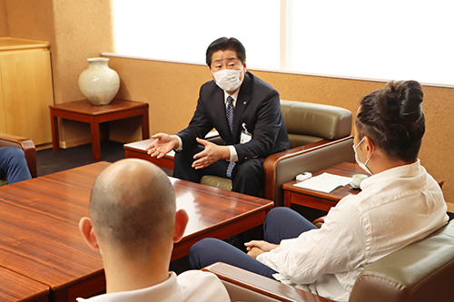 「ながとブルーエンジェルスは長門市の誇り」と話す江原市長