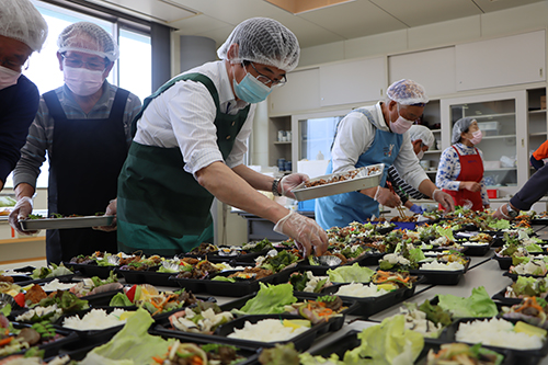 １００年フード認定を記念して行われた「鯨づくし弁当」の調理・試食会