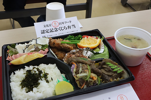 １００年フードに認定された献立のほか、くじら肉を使った料理が詰められている