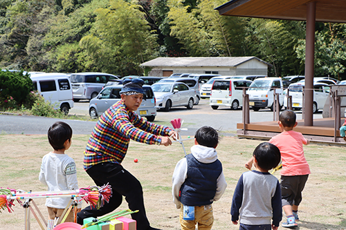 広場ではジャグリングなどを楽しむ親子の姿も