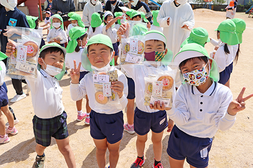 深川養鶏からのお菓子のプレゼントに喜ぶ子どもたち