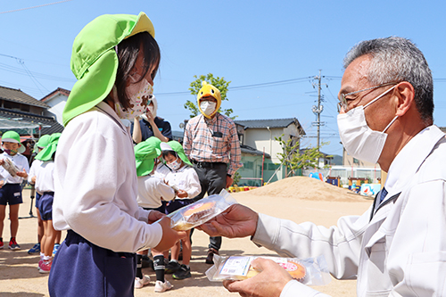 2回目となる今年は直接手渡しでお菓子をプレゼント