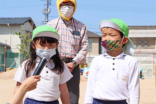 園児代表が「いっぱいお菓子をくれてありがとうございます」とお礼の言葉