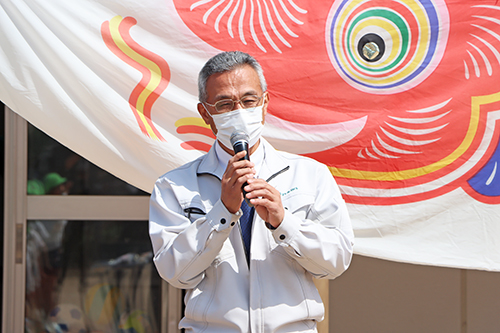 「元気はつらつな子どもたちにパワーを貰いました」と話す末永組合長