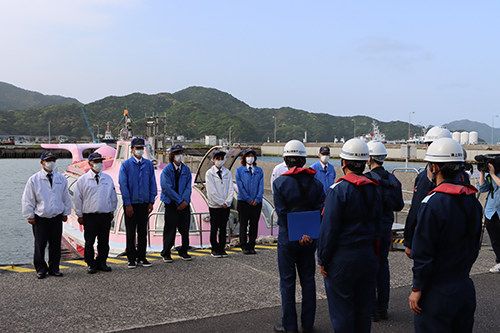 青海島観光汽船のみなさんと９人の検査官