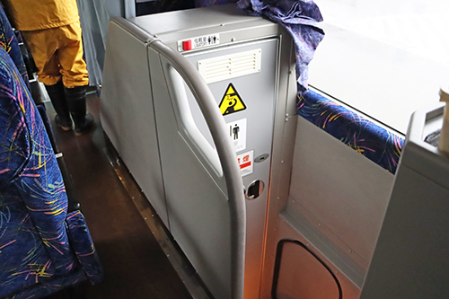 バスの中央部には化粧室が備わっている