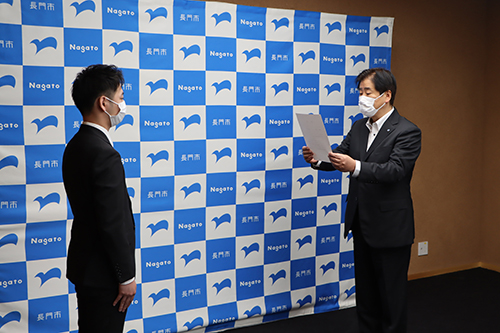 市長から今後の活躍の期待とともに辞令が交付された