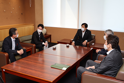 辞令交付のあとは市長など関係者と歓談を行った
