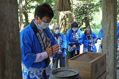 地元の住民が焼香をして、慰霊を行った