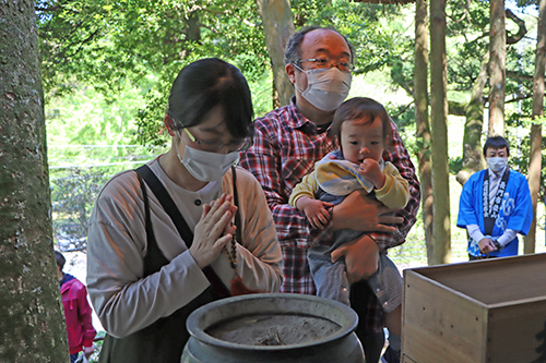 昨年も供養祭に参加した親子、子宝に恵まれたことを成長したお子さんと感謝する