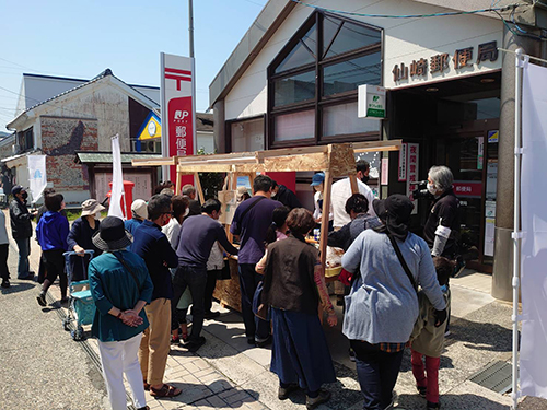 仙崎郵便局の敷地で開催された仙崎うまいもん市