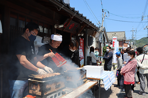 隣の焼き鳥店ではこの日特別に軒先で焼き鳥の実演販売が行われた