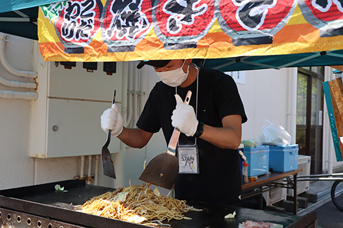 仙崎通り町協議会による焼きそばの販売も行われた