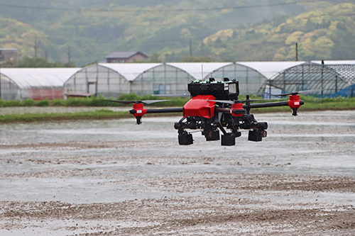 山口県では初となる種子を打ち込む方式の直播をするドローン