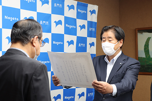 江原市長から感謝状が手渡された