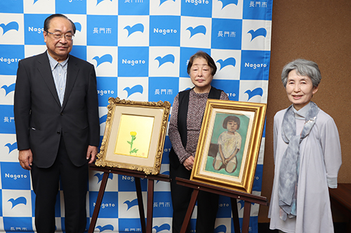 左から香月理樹さん、齋木敞子さん、香月愛子さん。婦美子さんの遺志を受け、今回９４項目の作品・資料が寄贈された。