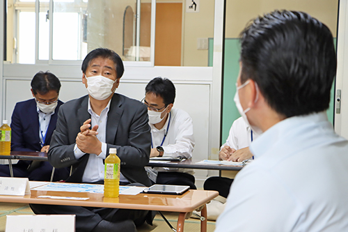 参加者一人ひとりの意見に対し丁寧に回答する江原市長
