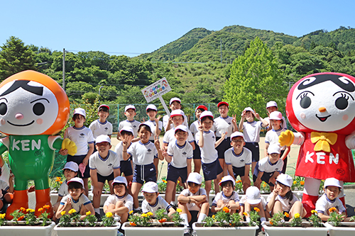 最後は苗植えを行ったプランターと、人KENまもる君・あゆみちゃんと記念撮影