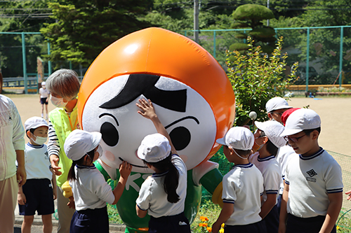 人KENまもる君にやさしくふれる思いやりをもった子どもたち