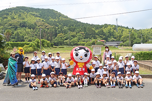 1年生13人、2年生26人が花を植えた