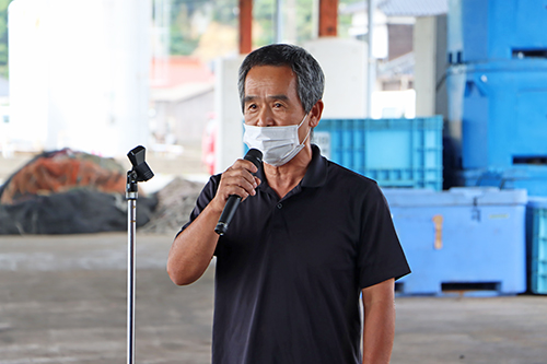 山口県漁協大浦支店運営委員長の井上良助さんがあいさつ