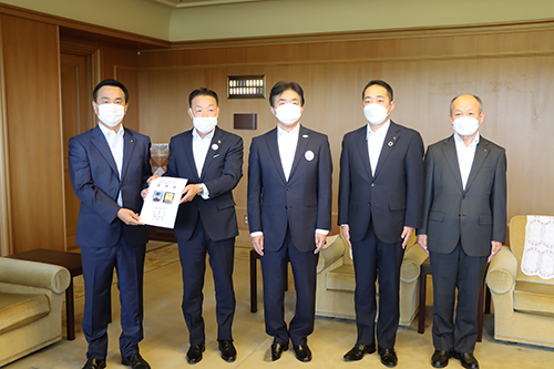 村岡知事に要望書を提出した各市の市長と副市長