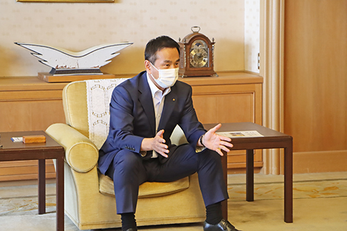 「県としても重要性を訴えていきたい」と話す村岡県知事