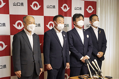 要望書提出後、会見に応じる各市の市長、副市長