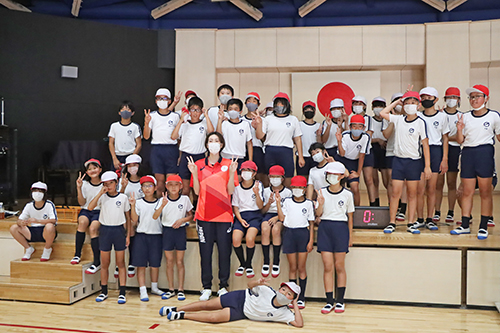 油谷小学校5、6年生との記念撮影