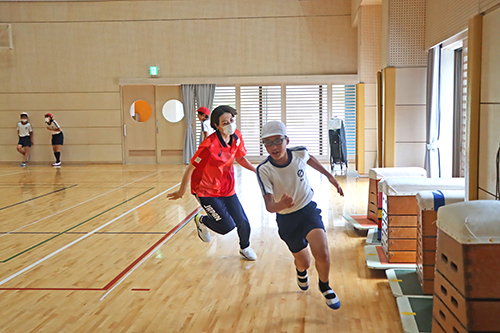 鬼ごっこで子どもたちを追いかける奥村麻依さん