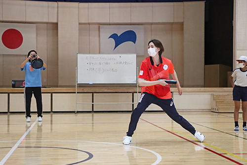 ドッジビーでディスクを投げる奥村さん