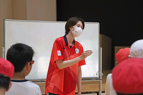 奥村さんから子どもたちにメッセージを贈る