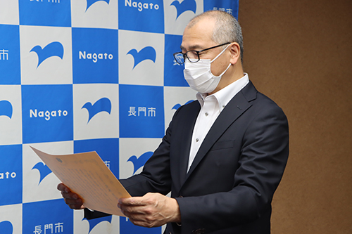 感謝状を読み上げる長門税務署長の熊本正道さん。