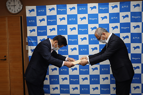 長門市役所を代表して江原市長が感謝状を受け取った。