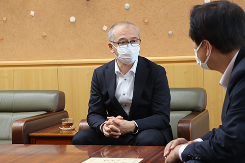 長門税務署長の熊本さん「市長によるスマホ申告のデモンストレーションや、市の申告相談会場での取組のおかげで、データによる業務の効率化を図ることができました。」と感謝を述べた。