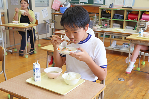仙崎トロあじの給食を美味しく食べた