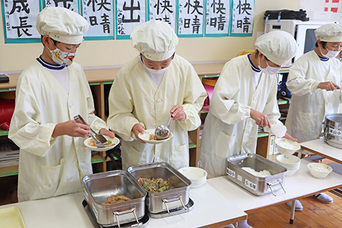 5、6年生が協力して配膳