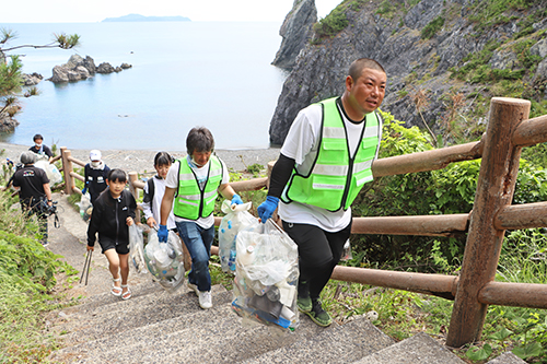 砂浜に打ち上げられたプラスチックなどを回収