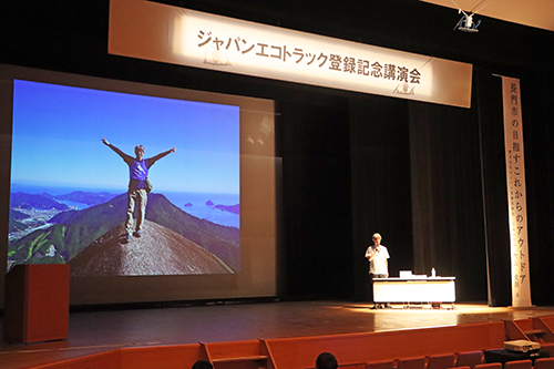株式会社モンベル常務取締役広報本部長の竹山史朗さんが講演