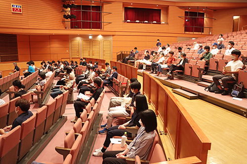 約120人の参加者が講演会に出席