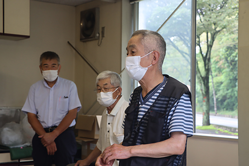 長門白オクラ部会長の秋本さん。新しい部会員を１名迎え、これから出荷シーズンを迎える。